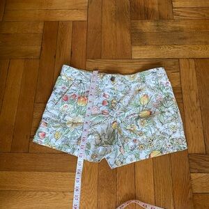 Gap Khakis Floral Summer Shorts White Multicolor flowers Size 2